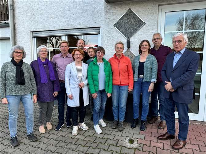 Erika Padubrien und Brigitta Habermehl (Verein Gewo Remagen), Christoph Schmitt, Susanne Müller und Markus Behnke ( SPD), Susanne Weber, Angela Linden-Berresheim, Barbara Lemm, Erika Schell und Reinhard Draws (Verein Gewo Remagen) und Fritz Langenhorst (SPD).  Foto: Christian Reuther