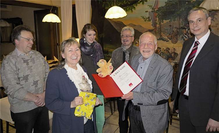 Erika Rebatschek gratuliert Detlef Staack herzlich zu seinem Jubiläum.privat