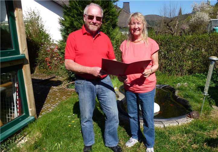 Erika Rebatschek gratuliert Hans-Peter Frings für seine langjährige Treue. Foto: privat