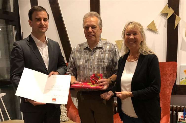 Erika Rebatschek und Marcel Hürter gratulieren Dr. Volker Reppke.Foto: privat