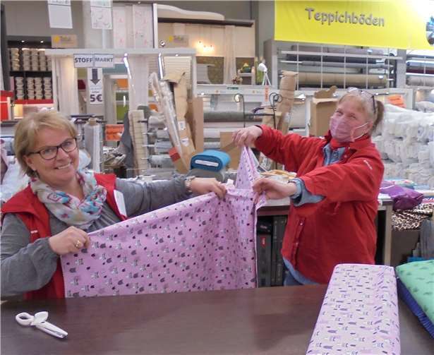 Erika Schmickler und ihr Team im röhrig-wohn+ gardinen-studio engagieren sich schon seit mehreren Wochen erfolgreich für das Nähen von Behelfs-Mund- und Nasenschutz. Foto: privat
