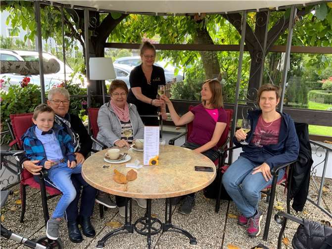 Erika Wiegand und Ingrid Schaub im Gespräch mit der Initiative Solidaritätsnetz Moselkrampen, Petra Sehl, die heute die Aktion im Moselkrampen koordiniert.Foto: privat