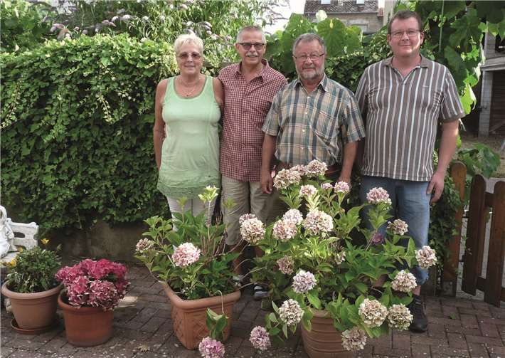 Erika und Peter Wölwer (v.li.), Ortsbürgermeiser Bernd Merkler undMichael Rothbrust, Vorsitzender des Kirchengemeinderates Bell,der die Festveranstaltung gemeinsam mit Peter Wölwer vorbereitete. Fotos: -FRE-