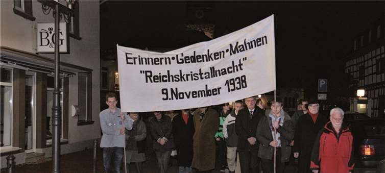 „Erinnern-Gedenken-Mahnen“. Zahlreiche Rheinbacher Bürgerinnern und Bürger nahmen am diesjährigen Schweigemarsch im Gedenken an die Opfer der Pogromnacht vom 9. auf den 10. November 1938 teil. STEIN