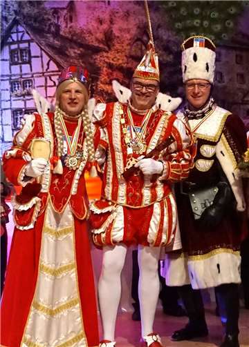 Erinnerung: Proklamation des Dreigestirns für die Karnevalssession 2019/2020 im November 2019: Prinz Toni I. (Toni Schüller, M.), Bauer Klaus (Klaus Isenmann, r.) und Jungfrau Waldtraud (Ewald Karst, l.). Foto: privat