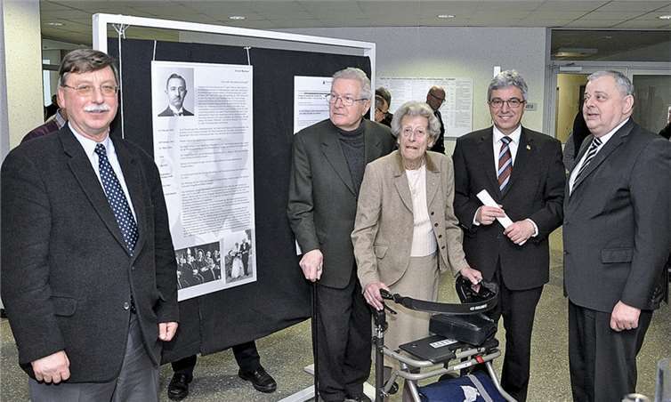 Erinnerung an Ernst Biesten: (v.l.) Joachim Hennig, Gerd und Irmingard Hattingen, Roger Lewentz und Horst Eckhardt. UKO