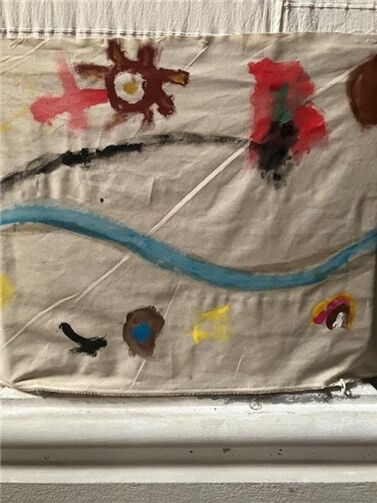 Erinnerungen an die Ausstellung 2025. Kinderbänder bedecken Hochwasserschäden.