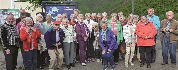 Erinnerungen an längst vergangene Zeiten wurden wach, als die Seniorengruppe aus Rheinbach die Elektrogeräteausstellung im denkmalgeschützten Jugendstilwasserkraftwerk in Heimbach besuchte. privat