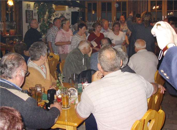 Erinnerungen werden wach - Der GV Germania im Café Venedig/ Lehde anlässlich der Vereinsfahrt 2004 in den Spreewald. Foto: GV Germania 1870 e.V. Vallendar/Rhein