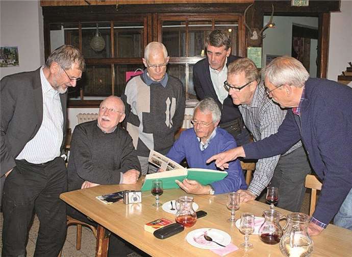 Erinnerungen werden wach beim Betrachten der Fotoalben.WM