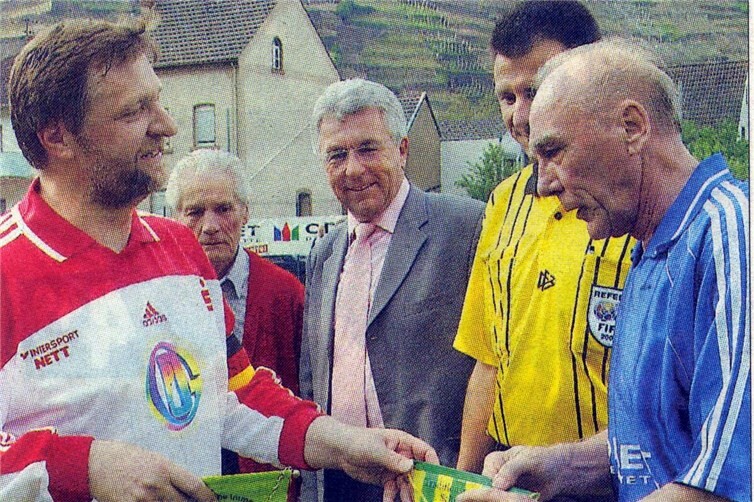 Erinnerungsfoto aus dem Jahre 2002 der Lotto-Elf gegen die Traditionsmannschaft des PJG Ahrweiler.Von Links: Günter Fuchshofen (Kapitän der PJG-Elf, heute Walking Football Beauftragter im FVR), Ottmar Walter (Mitglied der WM-Elf von 1954), Hermann Höfer (Präsident im Sportbund Rheinland), Edgar Steinborn (Fifa-Schiedsrichter) und Horst Eckel (Kapitän der Lotto-Elf), ebenfalls Mitglied der WM-Elf von 1954 (gestorben 2021)