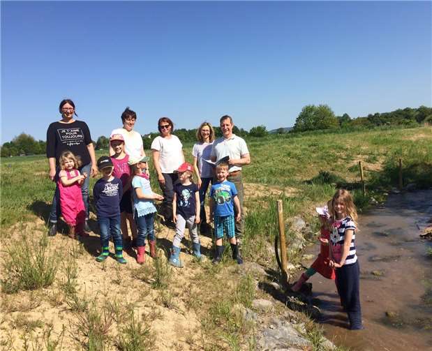 Erinnerungsfoto mit Bürgermeister Mumm, Lydia Brück, Susanne Hildebrandt, Rebecca Siekmann und begeisterten Kindern. Privat
