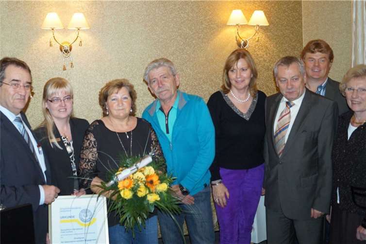 Erinnerungsfoto mit Landrat Manfred Schnur (3.v.rechts), Bürgermeister Helmut Probst (links), Klottens Beigeordnetem Ulli Oster sowie Laudatorin Marie-Theres Thomas (rechts).