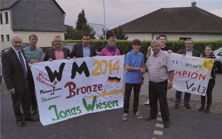 Erinnerungsfoto mit Transparenten: Jonas Wiesen (Mitte) wurde in Brieden von der ganzen Dorfgemeinschaft und offiziellen Gästen begrüßt und empfangen. TT