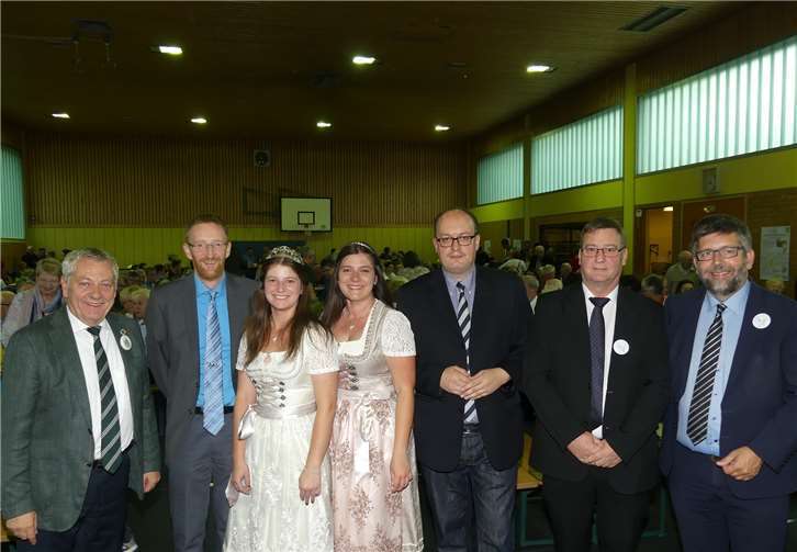 Erinnerungsfoto mit den Festoffiziellen und Ehrengästen: (V.l.) Landrat Manfred Schnur, OB Rainer Welches, Bruttig-Fankels Weinmajestäten, Mario Zender, Hermann-Josef Scheuren, BM Wolfgang Lambertz.Fotos: TE