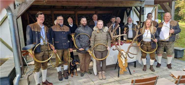 Erinnerungsfoto mit den Jagdmusikfreunden „Wilde Endert“, Burgherr Udo Petschnigg (5. von rechts) und Gemeindereferent Bernd Gilles (3. von links).  Fotos: Benedikt Schmitt