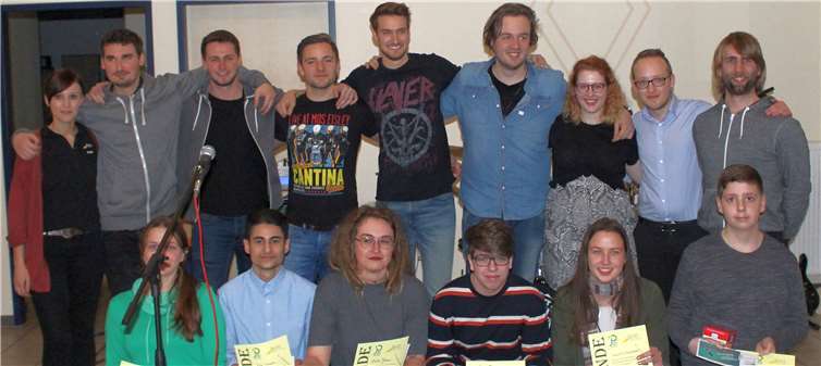 Erinnerungsfoto vom ersten Maifelder Poetry-Slam-Abend mit Dichtern, Moderatoren, Organisatoren und der Band. privat