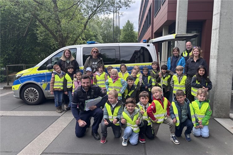 Erinnerungsfoto vor dem Polizeifahrzeug: Die Vorschulkinder der Kita Regenbogenland aus Erpel besuchten das Polizeipräsidium in Bonn-Oberkassel und lernten die Arbeit der Polizei aus nächster Nähe kennen.