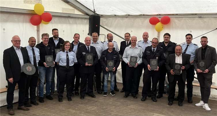 Hausten feiert Jubiläen: Feuerwehrfest lockt Tausende Besucher Erinnerungsfoto zum Verbandsgemeinde Vordereifel-Feuerwehrfest 2025: Feuerwehrleute aus der ganzen Verbandsgemeinde Vordereifel mit Bürgermeister Alfred Schomisch (3.v.re.) und Landrat Marko Boos (re.) Foto: Heike Drescher