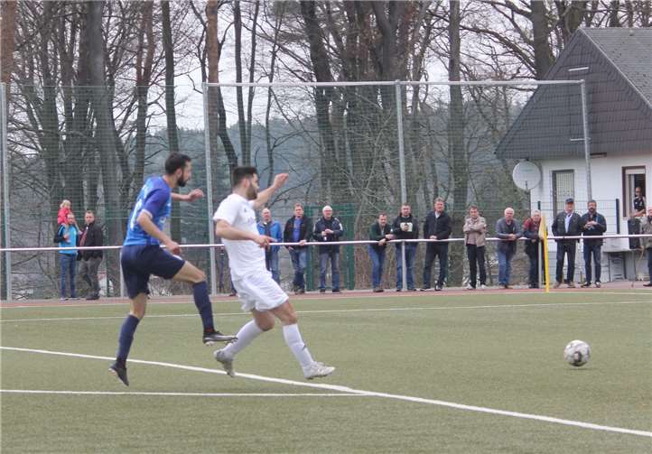 Erkan Murtezi sorgte hier für den ersten Treffes des Tages. Später trafr erfolgreiche Goalgetter auch zum 3:0 für die Hausherren. Foto: TH