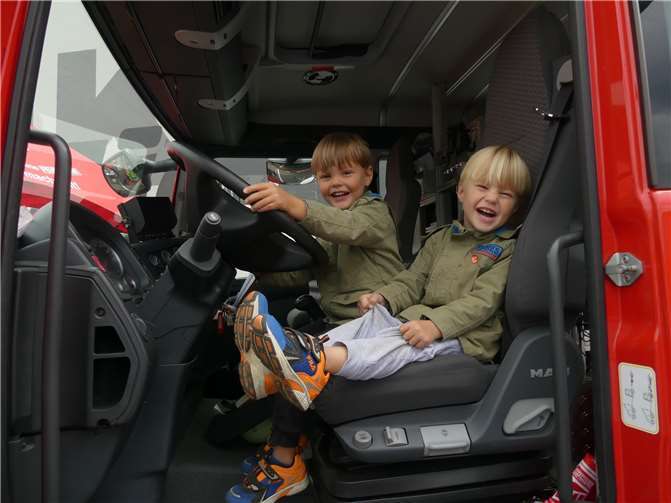 Erkennbar großen Spaß hatten die Kids, als auch einmal in den Einsatzfahrzeugen der Feuerwehren Platz nehmen durften.Fotos: TE