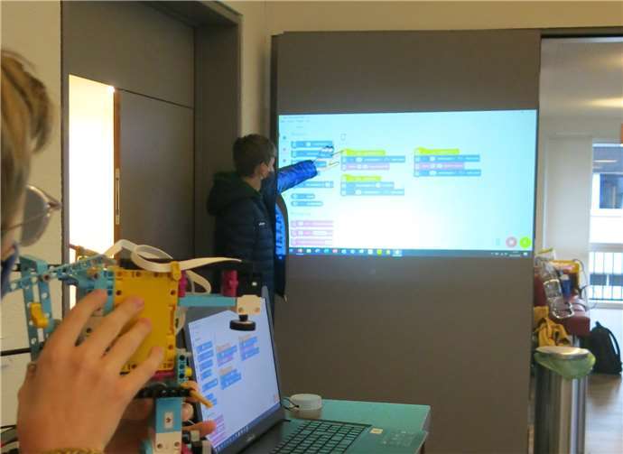 Erklären der Programmierung ihres Roboters.