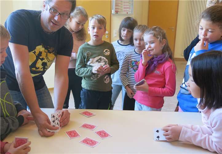 Erklären des Zauberer-Kartenspiels.