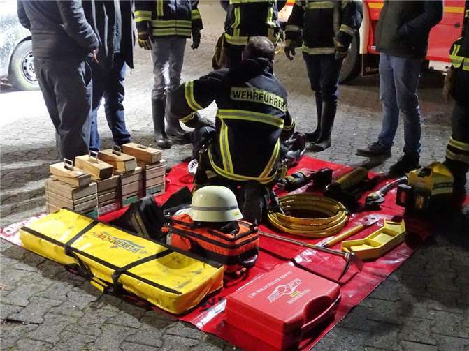 Erläuterungen zu den Gerätschaften durch den Wehrführer T. Schaarschmidt.Fotos: Feuerwehr St. Katharinen (S. Feesenmeyer)