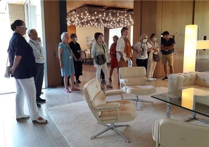 Erläuterungen zum Interieur des Kanzlerbungalows verfolgen die Besucher mit großem Interesse.