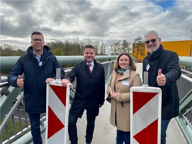 Erleichterung und Freude bei der Einweihung der lange schmerzlich vermissten Fußgängerbrücke: Mit Bürgermeister Holger Jung (2.v.l.) freuten sich (v.r.) Ortsvorsteher Michael Sell und die Ratsmitglieder Elena Dahmen und Conny Lawenstein.  Foto: CDU