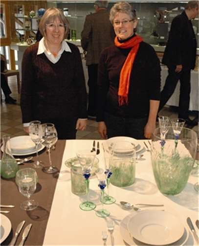 Erlesene Tischkultur: Helga Feuser-Strasdas (l.) und Stefanie Stanke.