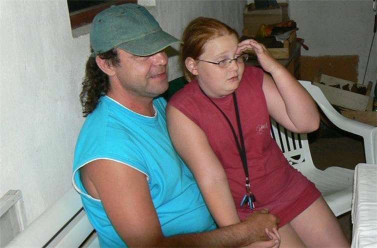 Ermittler des Kommissariats 12 der Kasseler Kripo bitten um Hinweise auf die Identität dieses Mannes oder des Kindes unter Tel. 0561 - 9100!