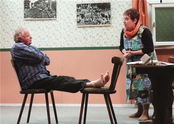 Erna und Karl (Marianne und Willy Zepp) proben bereits das Eheleben.