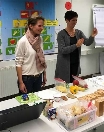 Ernährungsberaterin Frau Kirchmann wurde von Gebärdensprachdolmetscherinnen unterstützt.privat