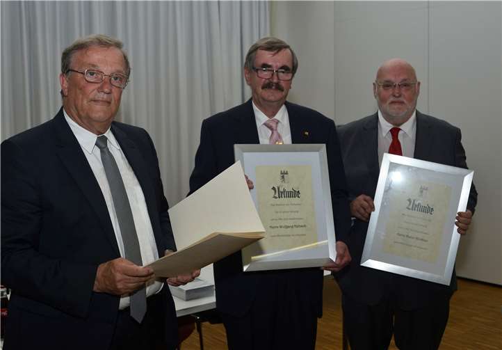 Ernennung der Ehrenbürger Wolfgang Helbach und Dieter Klöckner durch Gerd Jung. V.l. Gerd Jung, Wolfgang Helbach, Dieter Klöckner.