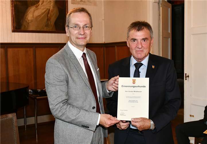 Ernennung des neuen Ortsvorstehers Gunter Windheuser durch Bürgermeister Geron.