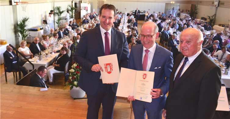 Ernennungs- und Entlassungsurkunde: (v.l.) Bürgermeister Thomas Przybylla,sein Vorgänger Georg Hollmann und Beigeordneter Herbert Nickenig.