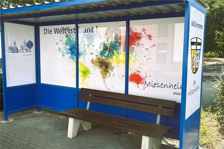 Erneuerte Bushaltestelle am Friedhof in Miesenheim
