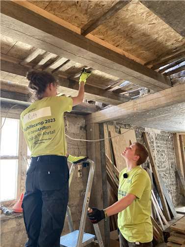 Engagierter Einsatz für das kulturelle Erbe im Ahrtal Erneuerung der Lehmstakendecke in Gustels Haus, der ehemaligen Synagoge Dernau. Foto: Deutsche Stiftung Denkmalschutz