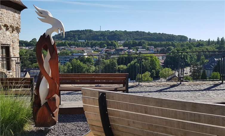„Erneuerung“ heißt die neue Holz-Skulptur von Simone Levy, die am Karoline-Kahn-Platz in Montabaur steht. Sie ist Teil des Europäischen Skulpturenpfads. Foto: Stadt Montabaur / Simone Levy