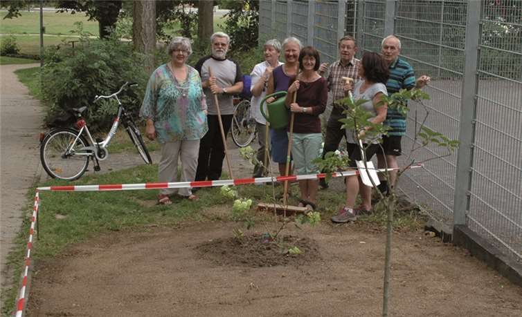 Erneut aktiv: Der AK Verschönerung des neuen Bürgerforums und die „rüstigen Rentner“ legen ein neues Beet vor dem Fußballkäfig an.BL