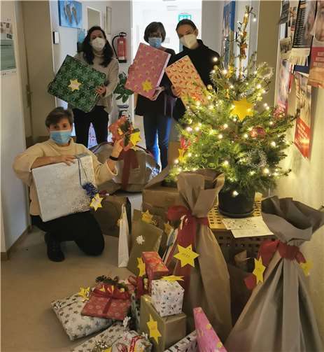 Erneut beteiligten sich neben vielen Privatpersonen auch Kindergärten, Schulen und Unternehmen an der Wunschbaum-Aktion. Caritas-Mitarbeitende haben alle Hände voll zu tun, damit die Geschenke bis Heiligabend an die bedürftigen Menschen weitergegeben werden.Quelle: Caritas