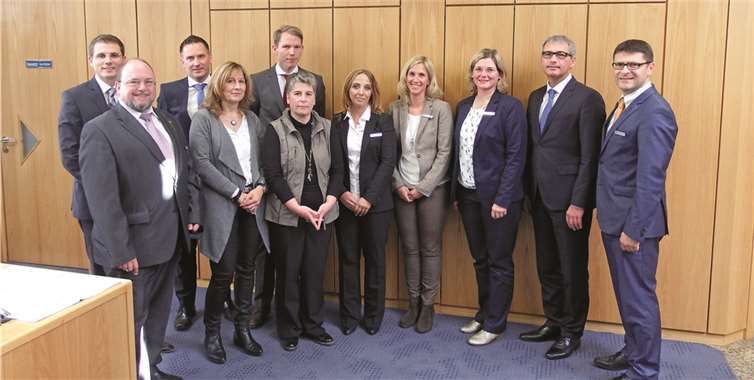 Erneut konnten zahlreiche Mitarbeiter der Volksbank RheinAhrEifel eG langjährige Betriebsjubiläen feiern (v.li.): Björn Krämer Teamleiter, Stefan Linden Betriebsratsvorsitzender, Marco Schumacher, Monika Zimmer, Timo Schlich Teamleiter, Anja Mack, Daniela Monschauer, Petra Adams, Alexandra Schwarz, Sascha Monschauer Vorstand und Oliver Engels Regionalmarktdirektor. privat