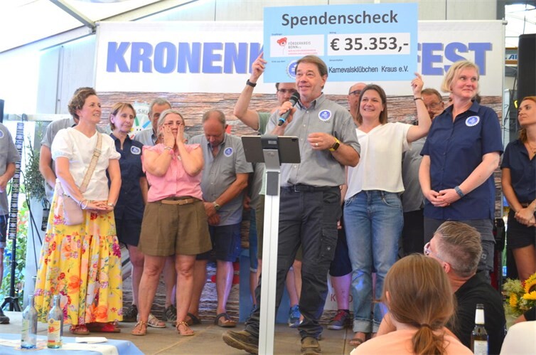 Erneut wurde eine Rekordspende erzielt, die durch Spontanspenden auf 40.000 Euro erhöht wurde. Foto: AKS