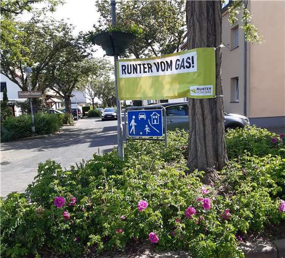Erneut wurden nunmehr in verkehrsberuhigten Bereichen und Tempo-30-Zonen die farblich markanten Banner in einer Länge von sieben bzw. zwei Metern aufgehangen, die ihre Wirkung offensichtlich nicht verfehlen, so Ulrich Stieber.Foto: privat