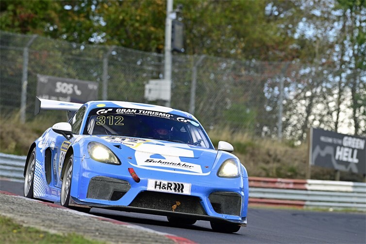Erneuter Klassensieg für den Porsche 982 Turbo vom Team Schmickler Performance. Der neben Stammfahrer Achim Wawer bei diesem Rennen ein weiteres Mal von Carsten Knechtges pilotiert wurde.