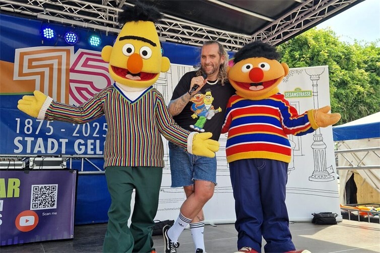 Ernie und Bert aus der Sesamstraße präsentieren ihre interaktive Mitmach-Show im Kurpark.