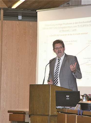 Ernst Beucher referierte als geschäftsführender Direktor des Landkreistags Rheinland-Pfalz vor dem Kreistag Mayen-Koblenz, wie das geänderte Landesfinanzausgleichsgesetz auf die Finanzen der Kommunen und Landkreise wirkt.WEC