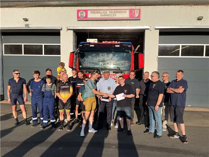 Ernst Bosch und Nicolas Engel überreichen mehreren Jugendfeuerwehren im Kreis Ahrweiler eine Spende.  Foto: Dieter Ferres