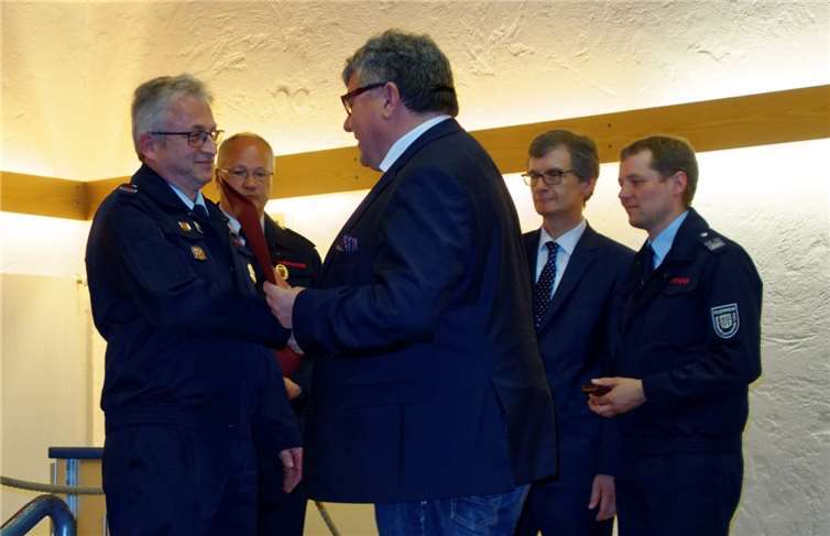 Ernst Buchholz wurde mit dem goldenen Feuerwehr Ehrenzeichen ausgezeichnet. Privat